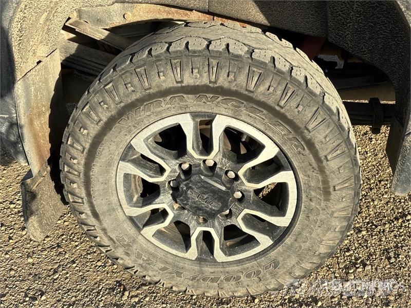 GMC Sierra 3500HD SLE 4x4 Crew Cab Pickup Otros