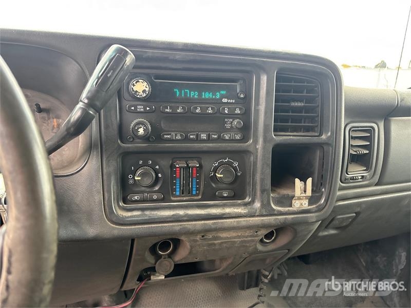 GMC Sierra 3500HD SLE 4x4 Crew Cab Flatbed Truck Platós / Ponyvás teherautók