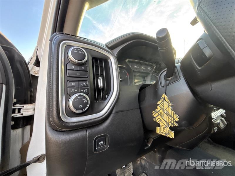 GMC Sierra 3500HD SLE 4x4 Crew Cab Pickup Otros