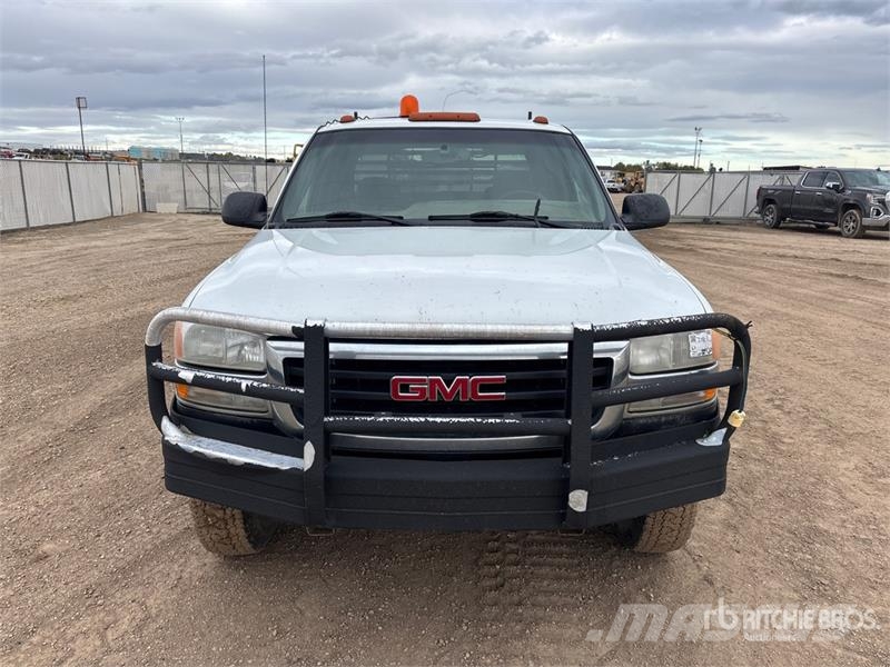 GMC Sierra 3500HD SLE 4x4 Crew Cab Flatbed Truck Platós / Ponyvás teherautók