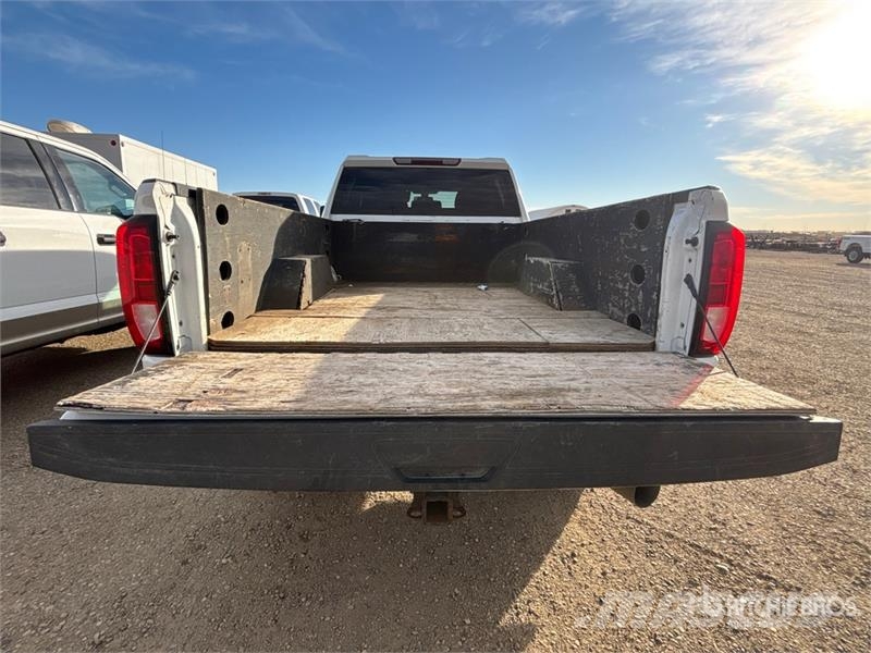 GMC Sierra 3500HD SLE 4x4 Crew Cab Pickup Otros
