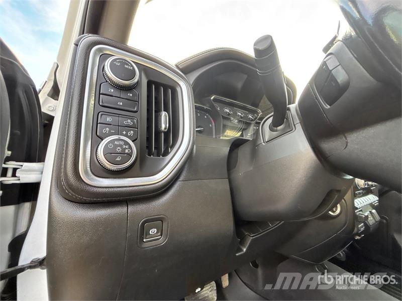 GMC Sierra 3500HD SLE 4x4 Crew Cab Pickup Otros