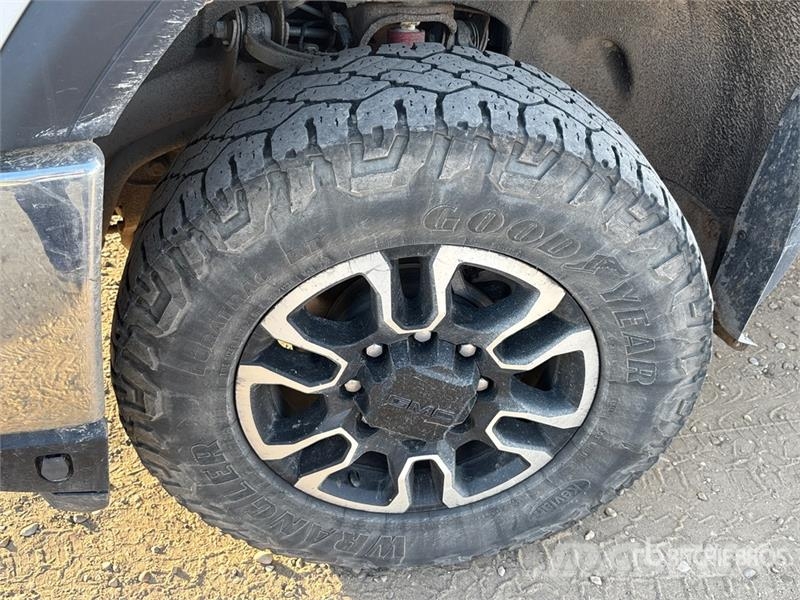 GMC Sierra 3500HD SLE 4x4 Crew Cab Pickup Otros