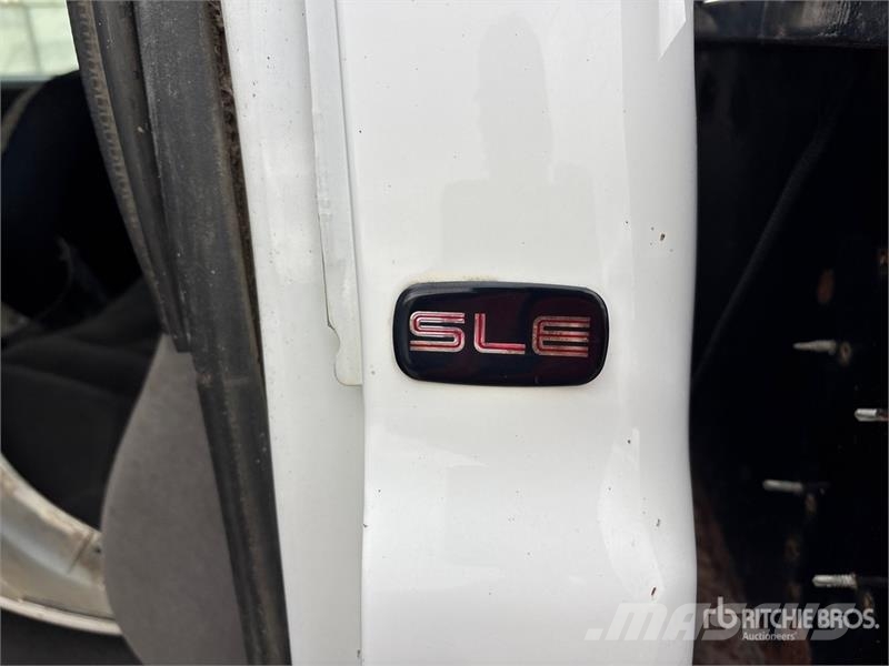 GMC Sierra 3500HD SLE 4x4 Crew Cab Flatbed Truck Platós / Ponyvás teherautók