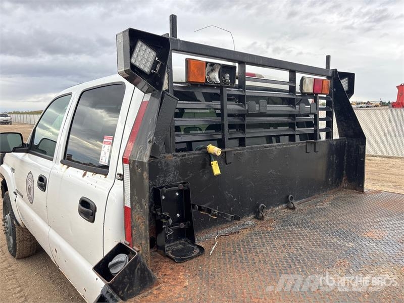 GMC Sierra 3500HD SLE 4x4 Crew Cab Flatbed Truck Platós / Ponyvás teherautók