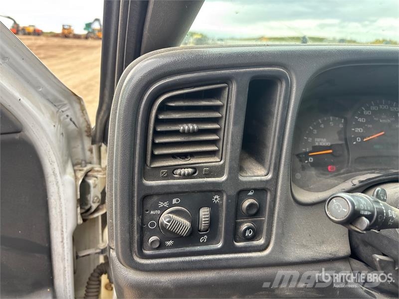 GMC Sierra 3500HD SLE 4x4 Crew Cab Flatbed Truck Platós / Ponyvás teherautók