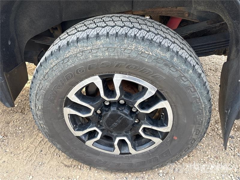 GMC Sierra 3500HD SLE 4x4 Crew Cab Pickup Otros