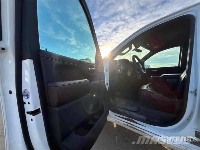 GMC Sierra 3500HD SLE 4x4 Crew Cab Pickup Otros