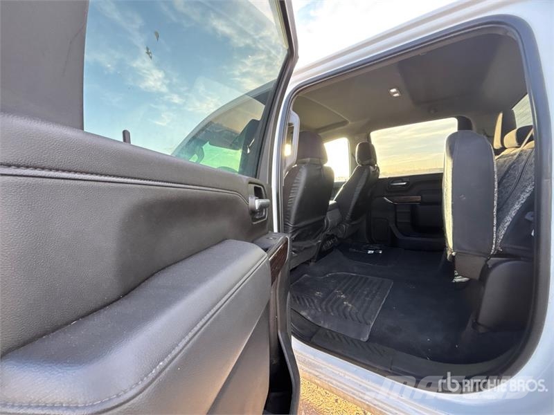 GMC Sierra 3500HD SLE 4x4 Crew Cab Pickup Otros
