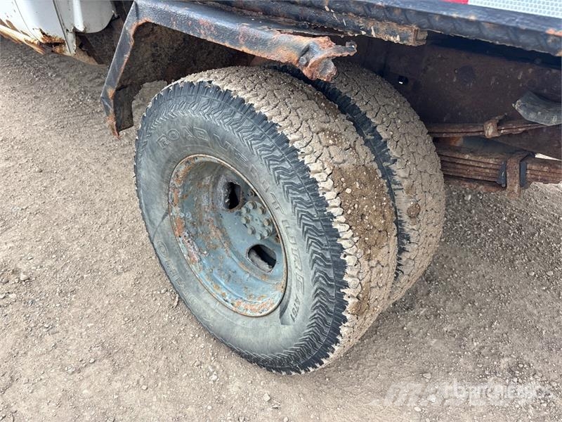 GMC Sierra 3500HD SLE 4x4 Crew Cab Flatbed Truck Platós / Ponyvás teherautók