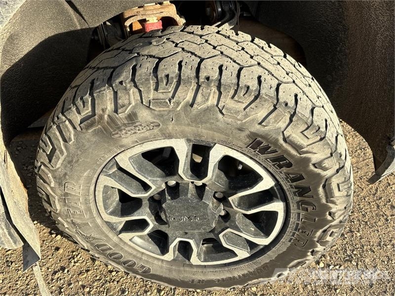 GMC Sierra 3500HD SLE 4x4 Crew Cab Pickup Otros