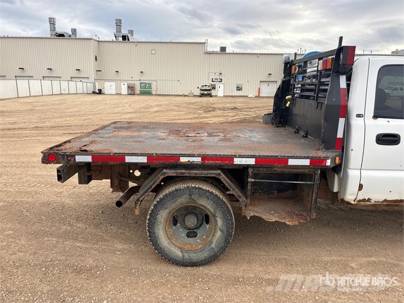 GMC Sierra 3500HD SLE 4x4 Crew Cab Flatbed Truck Platós / Ponyvás teherautók