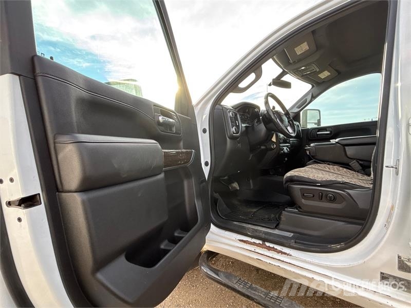 GMC Sierra 3500HD SLE 4x4 Crew Cab Pickup Otros