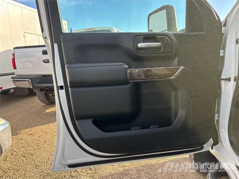 GMC Sierra 3500HD SLE 4x4 Crew Cab Pickup Otros