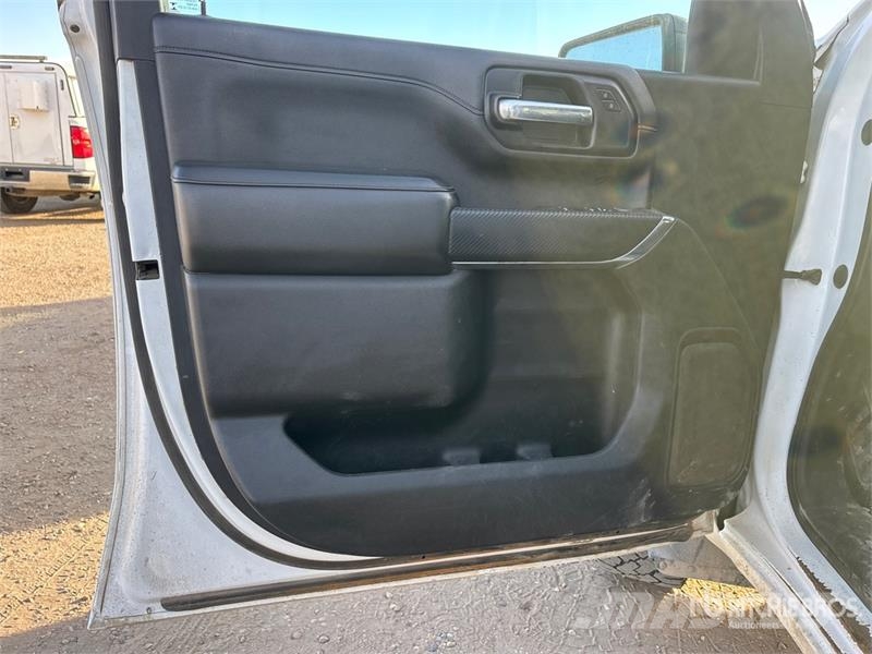 GMC Sierra 3500HD SLE 4x4 Crew Cab Pickup Otros