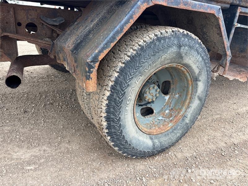 GMC Sierra 3500HD SLE 4x4 Crew Cab Flatbed Truck Platós / Ponyvás teherautók