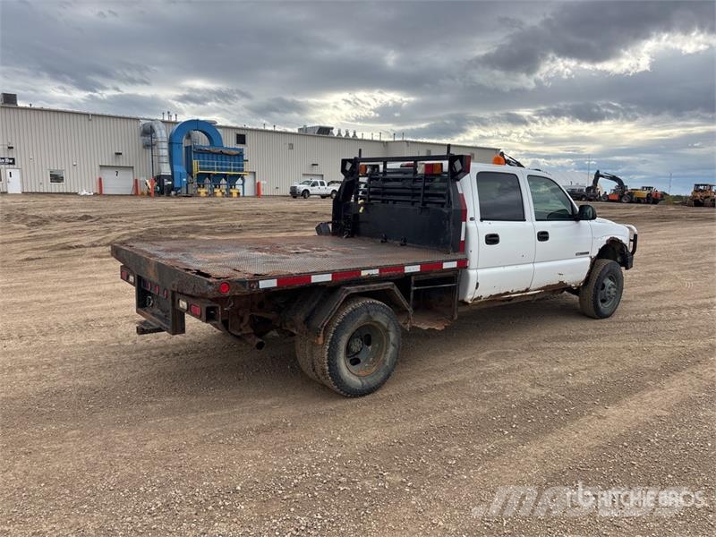 GMC Sierra 3500HD SLE 4x4 Crew Cab Flatbed Truck Platós / Ponyvás teherautók