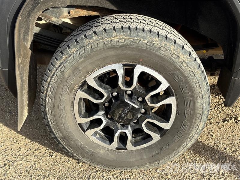 GMC Sierra 3500HD SLE 4x4 Crew Cab Pickup Otros