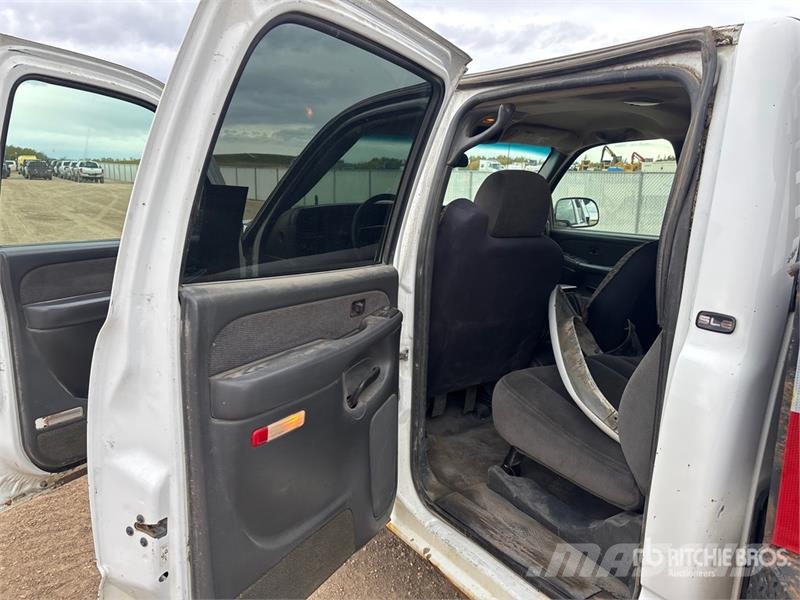 GMC Sierra 3500HD SLE 4x4 Crew Cab Flatbed Truck Platós / Ponyvás teherautók