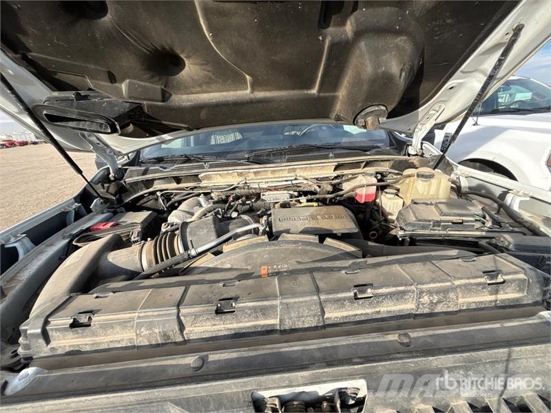 GMC Sierra 3500HD SLE 4x4 Crew Cab Pickup Otros
