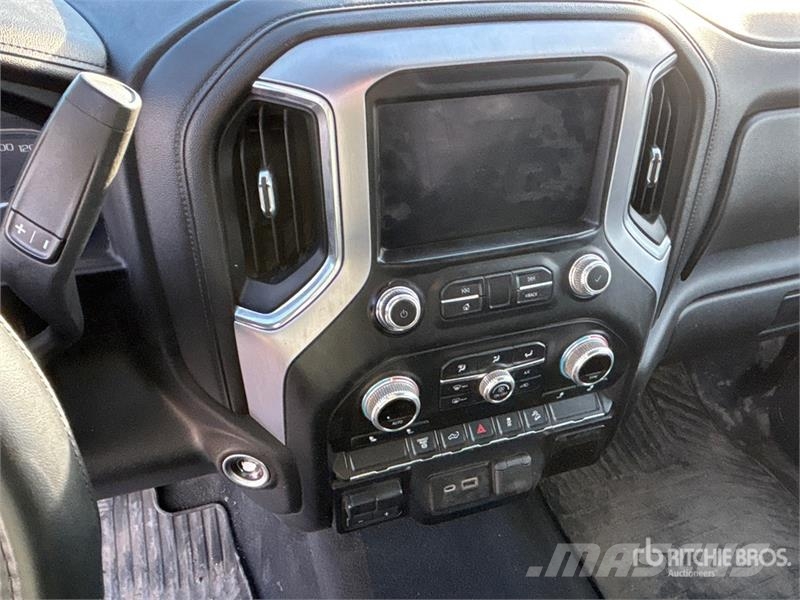 GMC Sierra 3500HD SLE 4x4 Crew Cab Pickup Otros