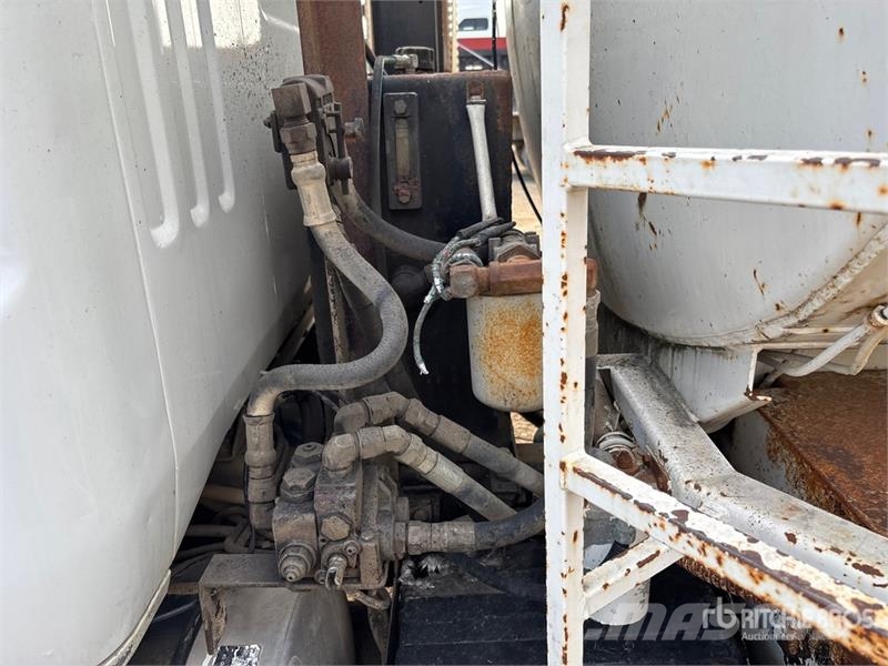 GMC T8500 6x4 Water Truck صهاريج مياه