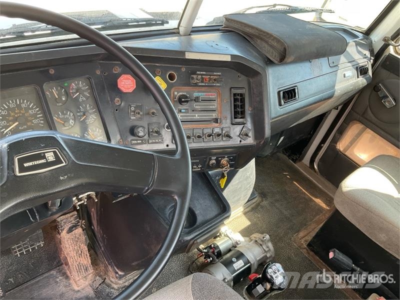 GMC T8500 6x4 Water Truck صهاريج مياه