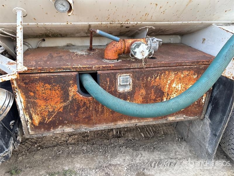 GMC T8500 6x4 Water Truck صهاريج مياه