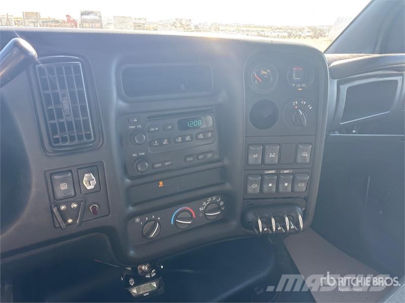 GMC TopKick C5500 4x4 Crew Cab S/A Dump Truck Savivarčių priekabų vilkikai