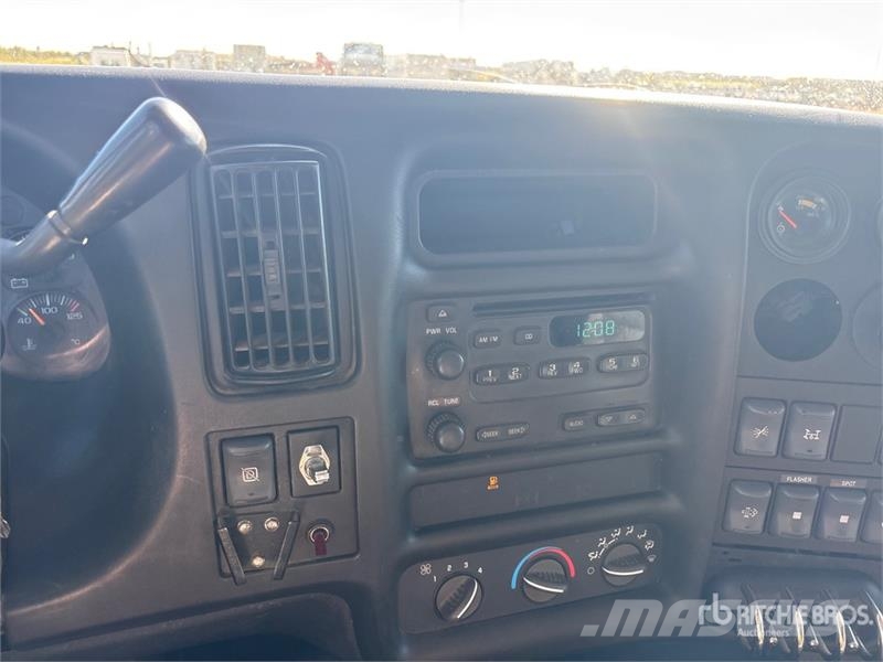 GMC TopKick C5500 4x4 Crew Cab S/A Dump Truck Savivarčių priekabų vilkikai