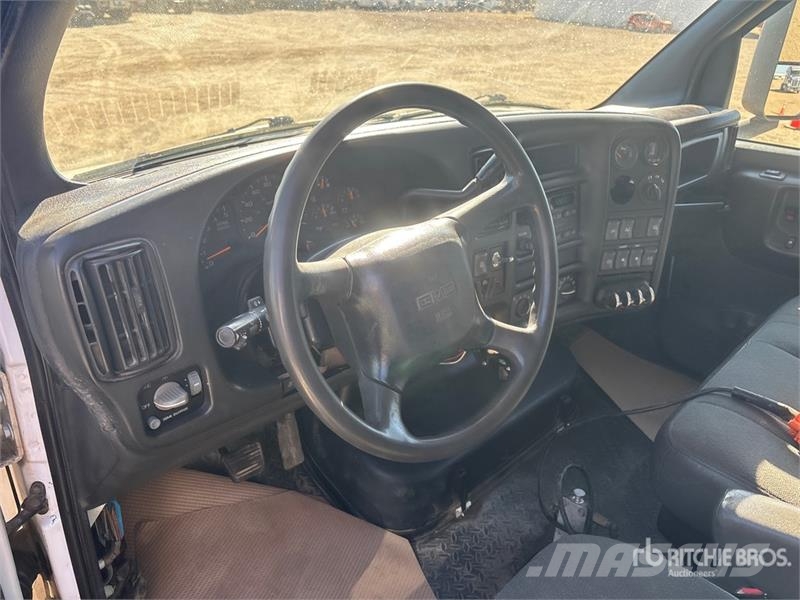 GMC TopKick C5500 4x4 Crew Cab S/A Dump Truck Savivarčių priekabų vilkikai