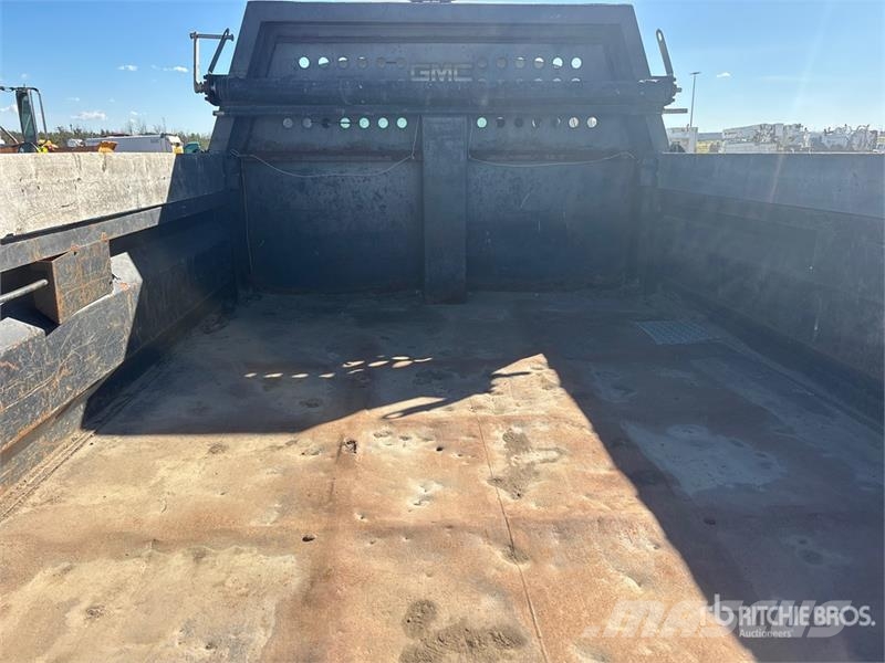GMC TopKick C5500 4x4 Crew Cab S/A Dump Truck Savivarčių priekabų vilkikai