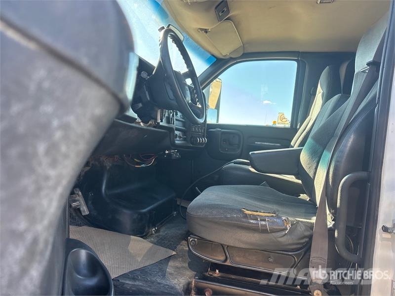GMC TopKick C5500 4x4 Crew Cab S/A Dump Truck Savivarčių priekabų vilkikai