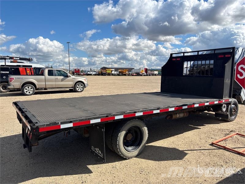 GMC W5500 Tovornjaki s kesonom/platojem