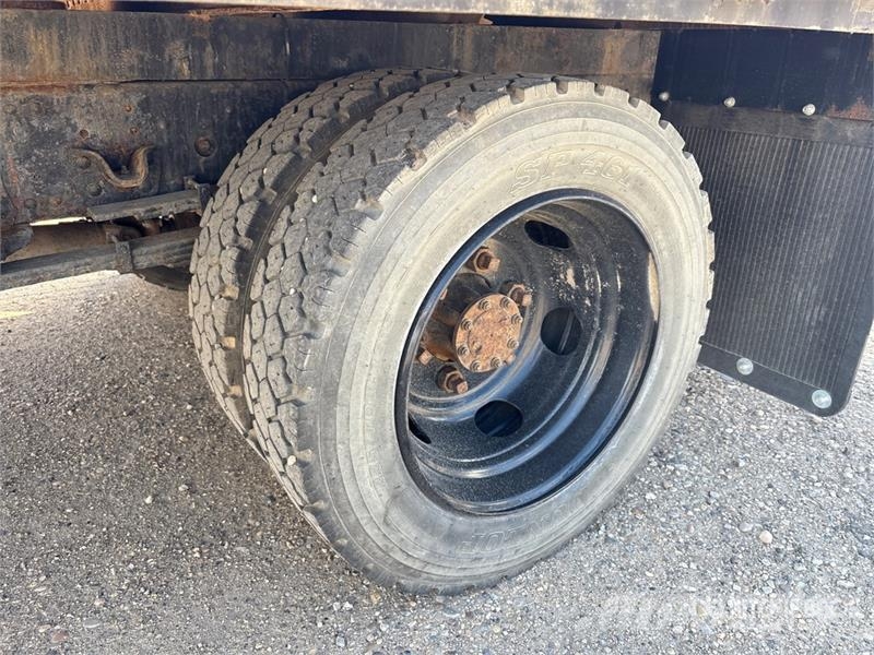 GMC W5500 Tovornjaki s kesonom/platojem