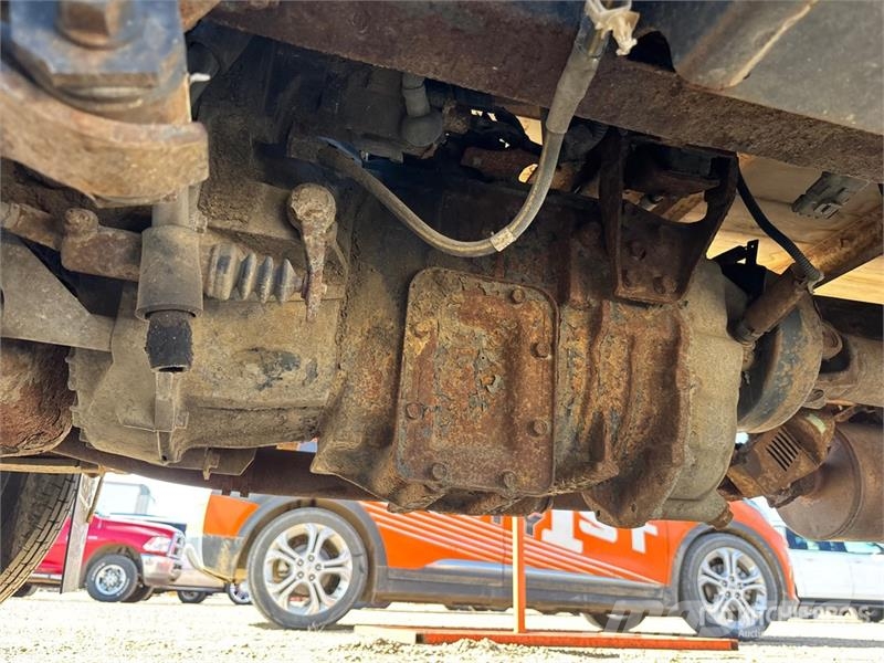 GMC W5500 Tovornjaki s kesonom/platojem