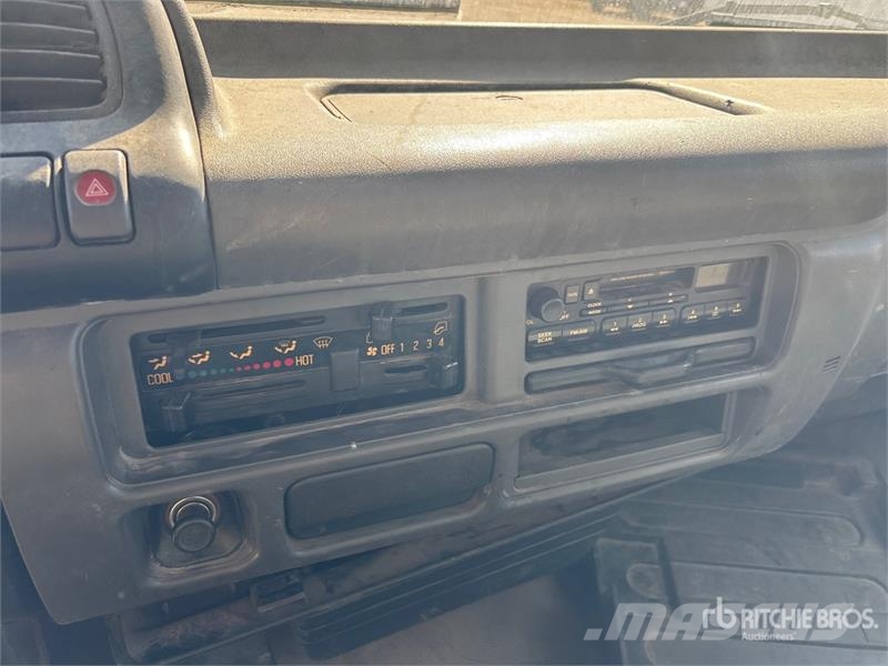 GMC W5500 Tovornjaki s kesonom/platojem