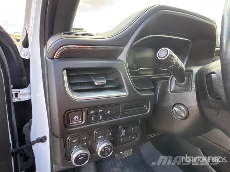 GMC Yukon XL AT4 4WD SUV Automobili