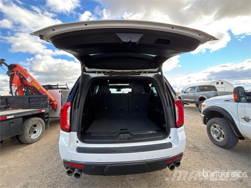 GMC Yukon XL AT4 4WD SUV Automobili