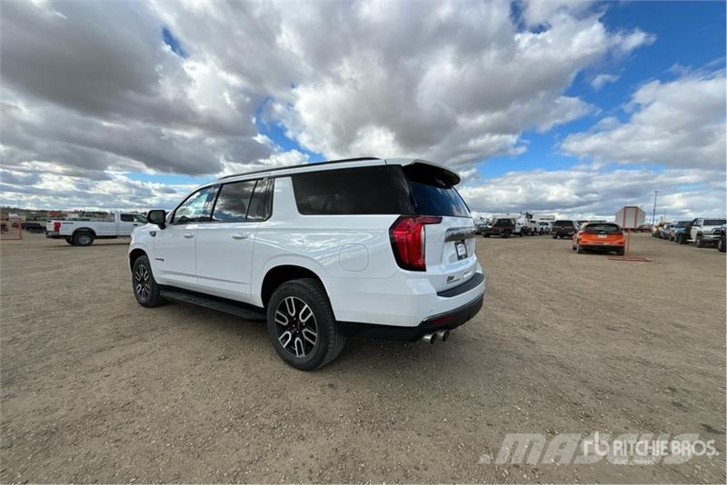 GMC Yukon XL AT4 4WD SUV Automobili