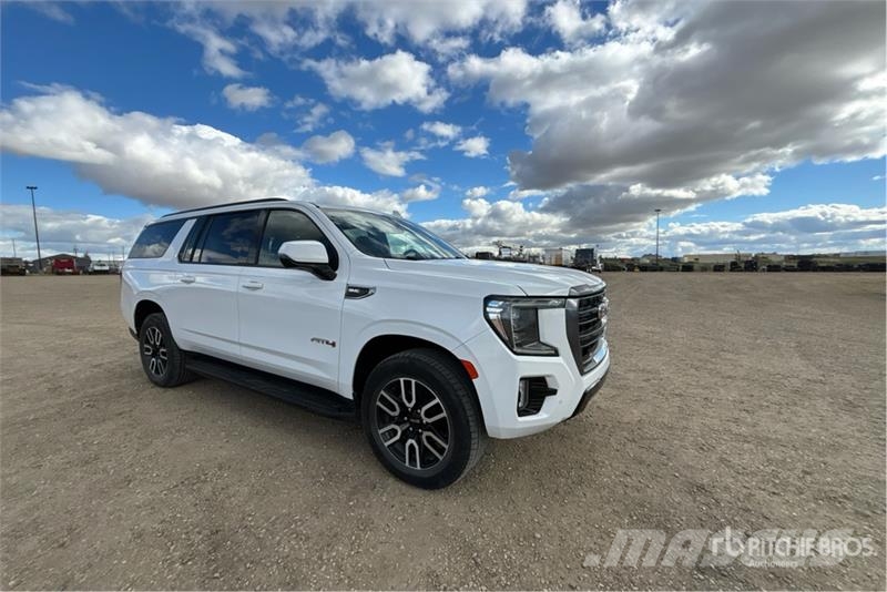 GMC Yukon XL AT4 4WD SUV Automobili