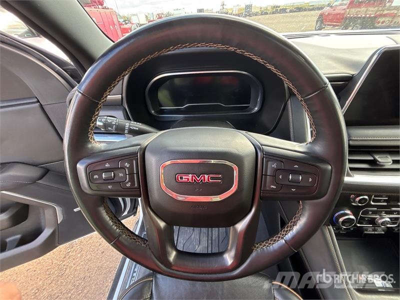 GMC Yukon XL AT4 4WD SUV Automobili