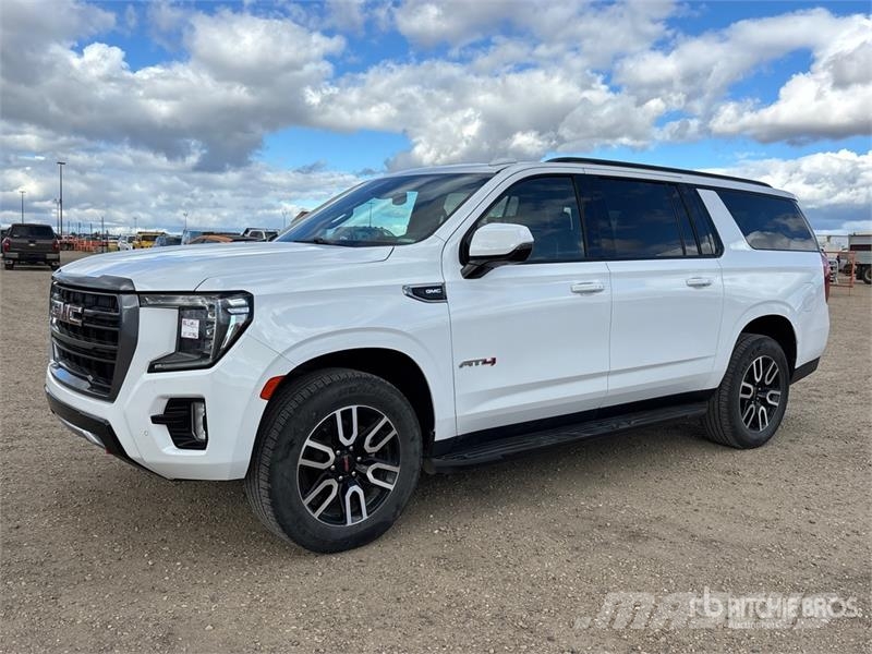 GMC Yukon XL AT4 4WD SUV Automobili