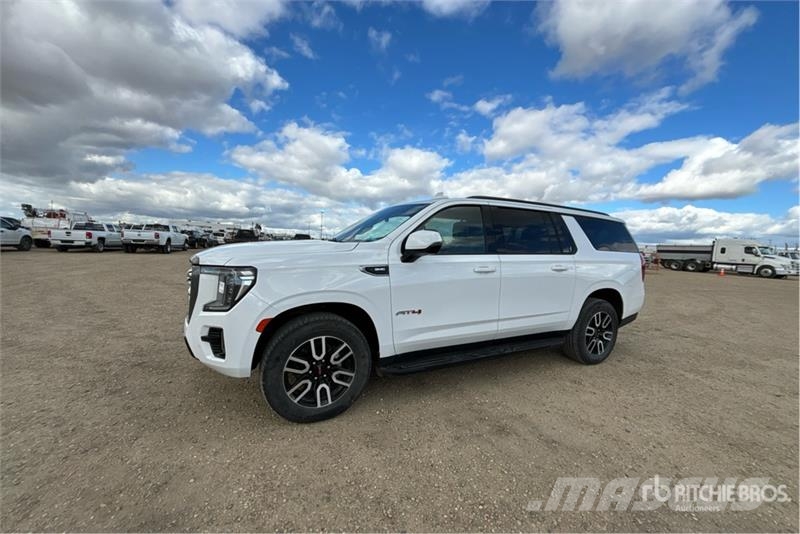 GMC Yukon XL AT4 4WD SUV Automobili