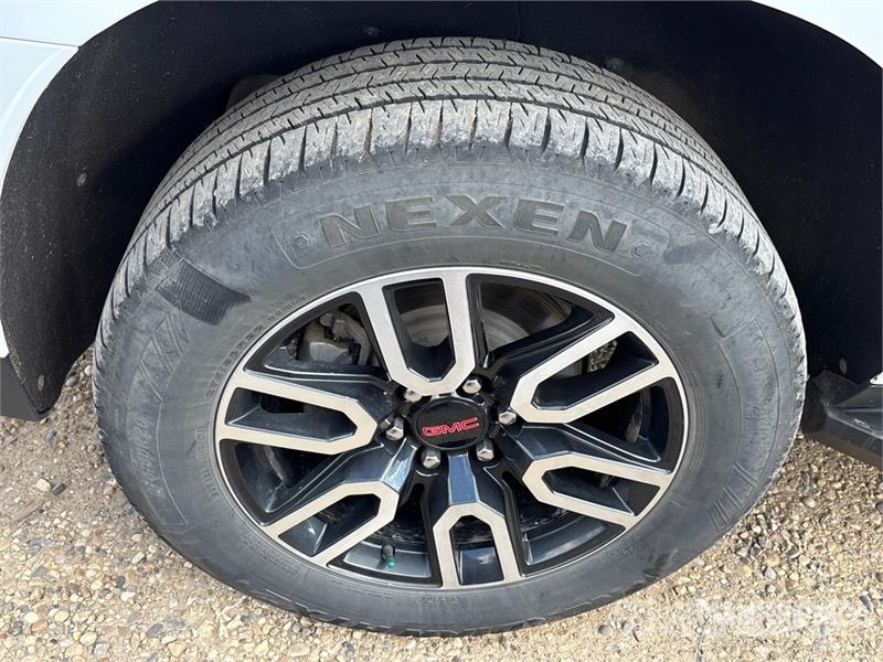 GMC Yukon XL AT4 4WD SUV Automobili