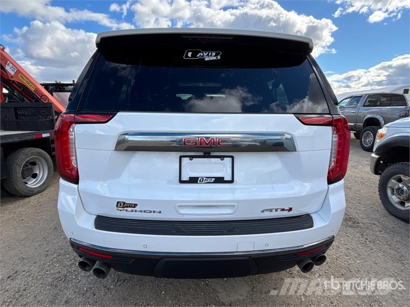 GMC Yukon XL AT4 4WD SUV Automobili