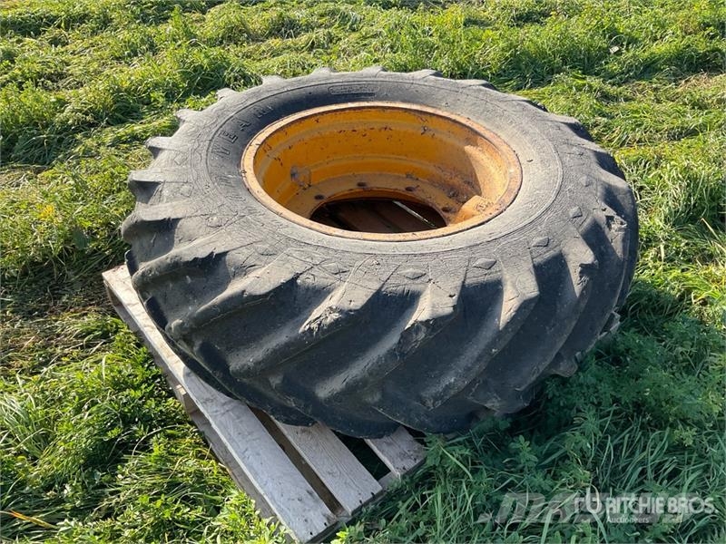Goodyear 18.4-30 . Tires 輪胎、車輪和輪圈