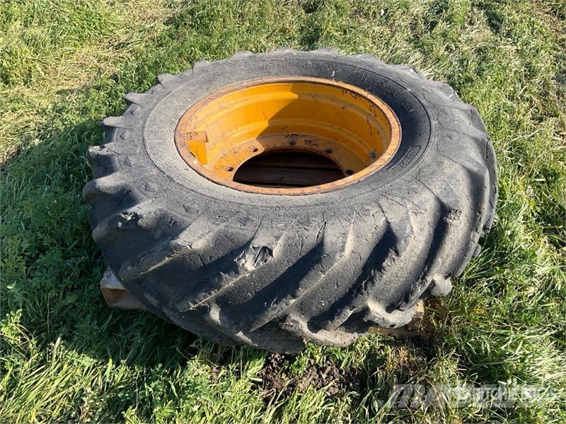 Goodyear 18.4-30 . Tires 輪胎、車輪和輪圈