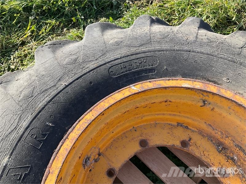 Goodyear 18.4-30 . Tires 輪胎、車輪和輪圈
