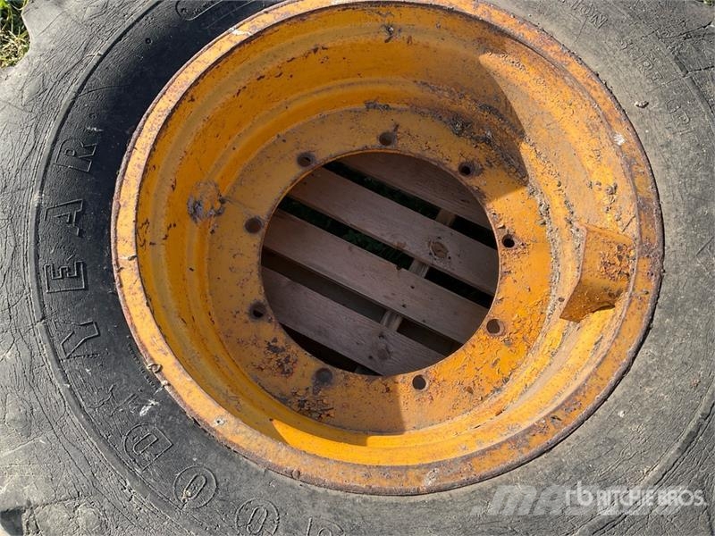 Goodyear 18.4-30 . Tires 輪胎、車輪和輪圈